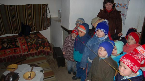 la clasa creanga era intotdeauna uratorul elevii intre care emil racovita strigau hai hai cand el zicea manati flacai