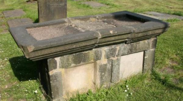 o adolescenta a nascut langa mormantul unei vrajitoare care a trait in secolul xviii ce s a intamplat dupa video