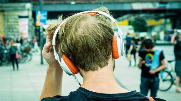 o generatie de surzi cu tableta si smartphone