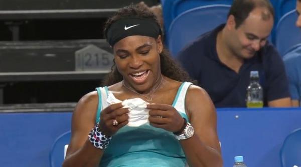 serena williams socheaza din nou ce face tenismena americana in timpul unui meci din cupa hopman video