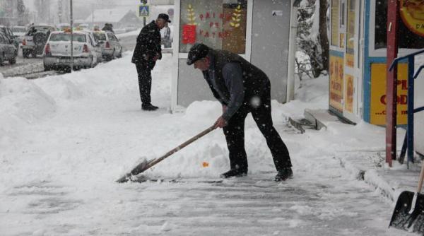 bucure ti sute de soma ii i zeci de sanc iuni pentru neindepartarea zapezii i ur urilor