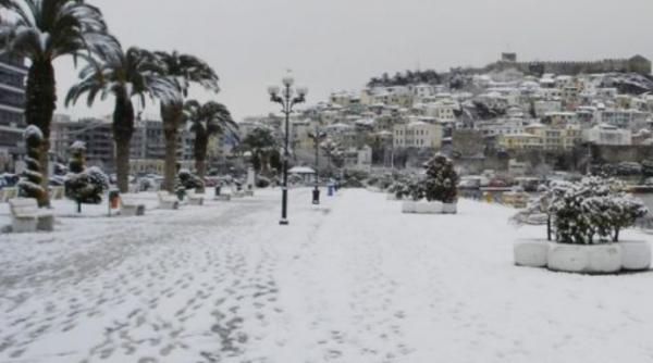 grecia paralizata de ger si ninsori abundente video