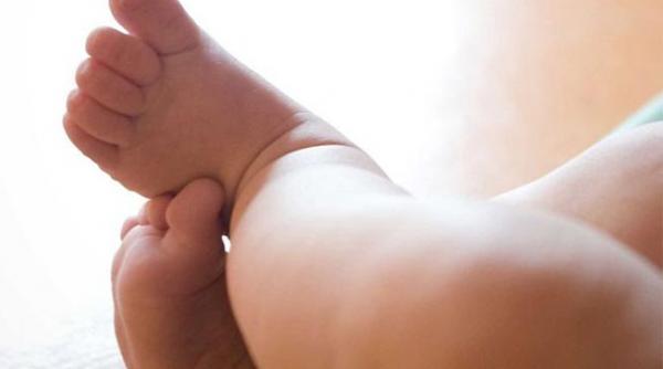 doi copii de 2 si 3 ani au fugit de acasa dupa ce au pus mana pe cheile apartamentului