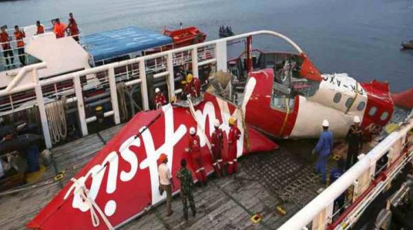 a doua cutie neagra a avionului airasia recuperata de scafandri din apele marii java