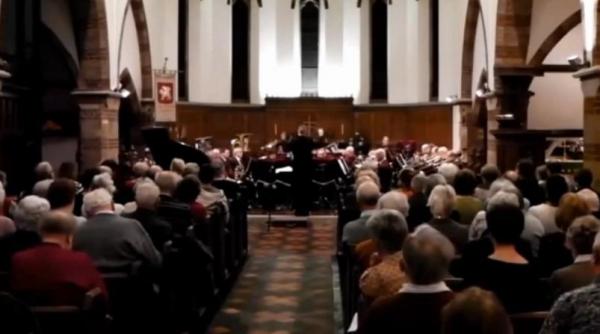 2 5 milioane de oameni au vrut sa vada asta ce face un cantaret la trombon in timpul unui concert video