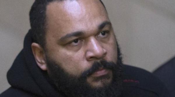 umorist francez arestat de politia pariziana ce a scris pe facebook despre atacurile de la charlie hebdo