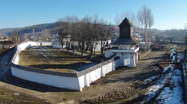 ansamblul medieval al manastirii varbila fotografii de la inaltime realizate cu drona