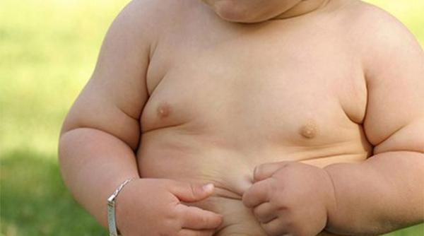 medicii germani au depistat o noua maladie la un copil de 3 ani care cantarea peste 40 de kg