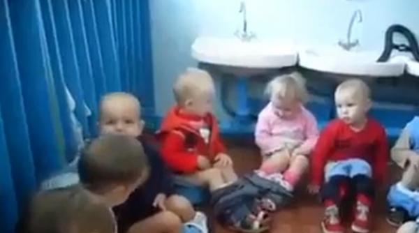 video bebelusi pe olita in grup doi se cam plictisesc si