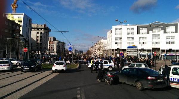luare de ostatici intr un oficiu postal langa paris atacatorul este inarmat