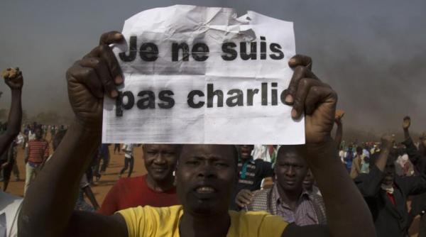 manifestan ii din niamey care protestau impotriva caricaturilor cu profetul mahomed din charlie hebdo au ars apte biserici
