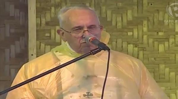 video furtuna teribila in timpul vizitei papei francisc la leyte un avion a ie it de pe pista exact dupa plecarea suveranului pontif