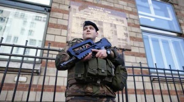 cinci cetateni rusi originari din cecenia suspectati de pregatirea unui atentat au fost arestati in franta