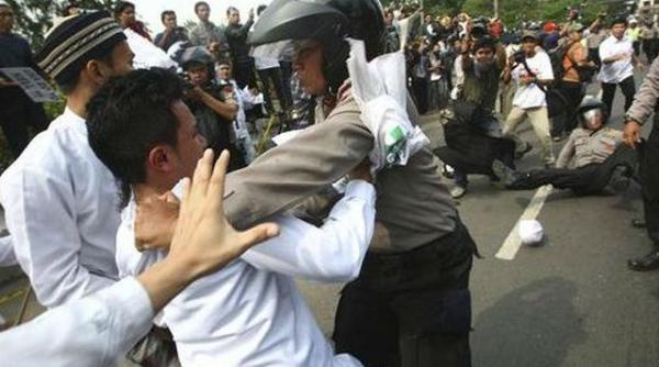 islamistii radicali protesteaza in fata ambasadei frantei din jakarta manifestantii cer expulzarea francezilor din indonezia