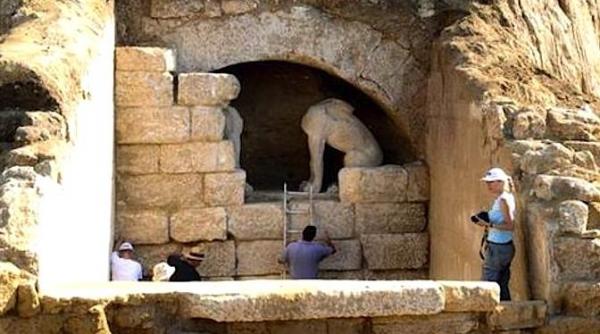 misterul din amphipolis ce au gasit arheologii in cel mai mare mormant descoperit vreodata in grecia video