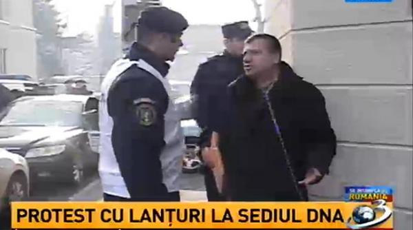 protest la dna un barbat s a legat cu un lant de sediul institutiei