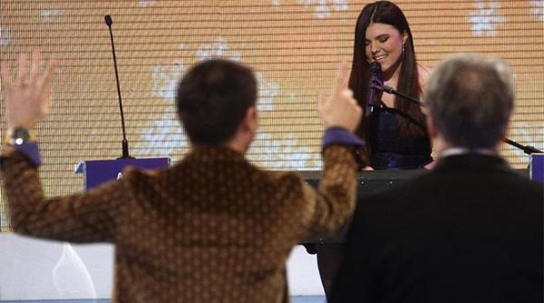 te pui cu blondele paula seling vine sa i cante lui corneliu vadim tudor