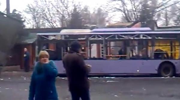 bombardamente la donetk 13 persoane au murit dupa ce un obuz a cazut intr o statie de troleibuz