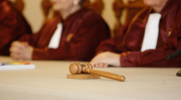 ccr judecatorii curtii pot fi urmariti penal fara incuviintare dar nu pot fi arestati decat cu aprobare