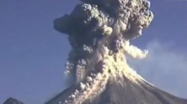 eruptia violenta a vulcanului colima surprinsa de o camera web video