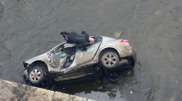 o masina a cazut in dambovita langa podul ciurel trei persoane blocate in autoturism