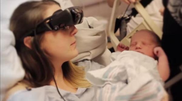 emotionant reactia unei mame fara vedere care isi poate privi pentru prima data bebelusul video