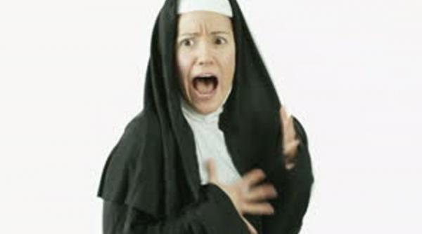 o calugari a a reu it sa ocheze toata manastirea sunt posedata ajuta i ma doctorii perplec i