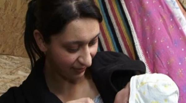 impresionant alungata de acasa pentru ca nu a abandonat copilul la maternitate