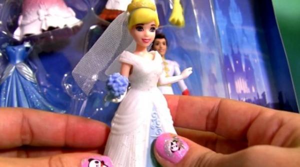 o femeie misterioasa face avere din youtube filmuletele ei bizare au sute de milioane de vizualizari video