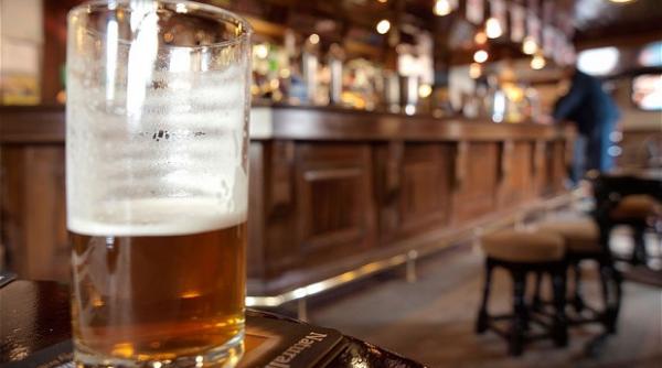 prinsi facand sex in toaleta unui bar s au baricadat si nu i a potolit nici politia video