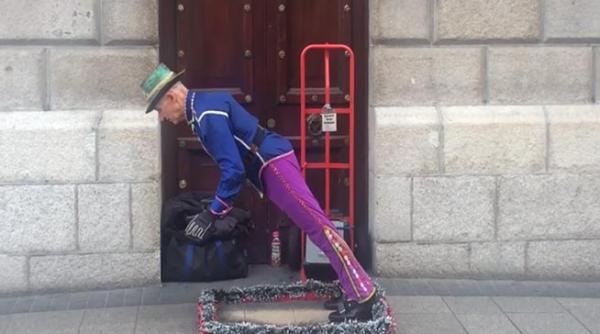 pensionar roman dezlantuit pe strazile dublinului video