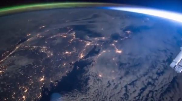 imagini spectaculoase publicate de nasa aurora boreala intalneste rasaritul soarelui video