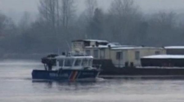 barja incarcata cu sute de tone de ingrasamant chimic scufundata in dunare