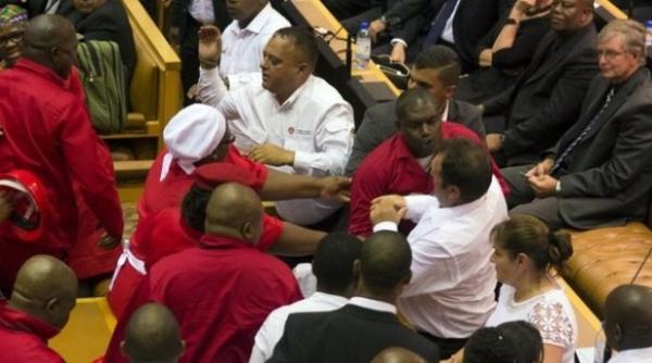 violen e in parlamentul africii de sud opozi ia s a luat la bataie cu guvernul