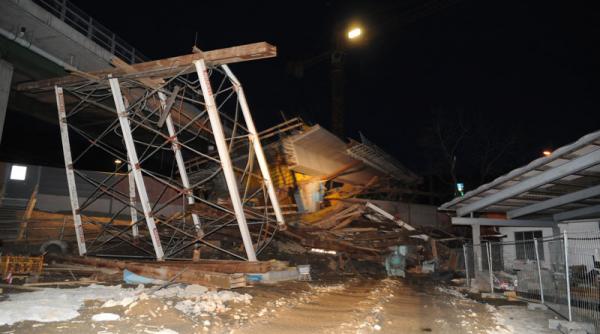 austria un tren de calatori a evitat dezastrul la mustata un pod s a prabusit peste sine