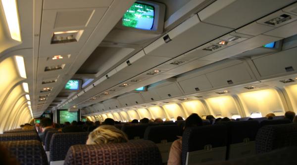 companiile aeriene vor sa ofere internet la bord pentru a atrage clienti