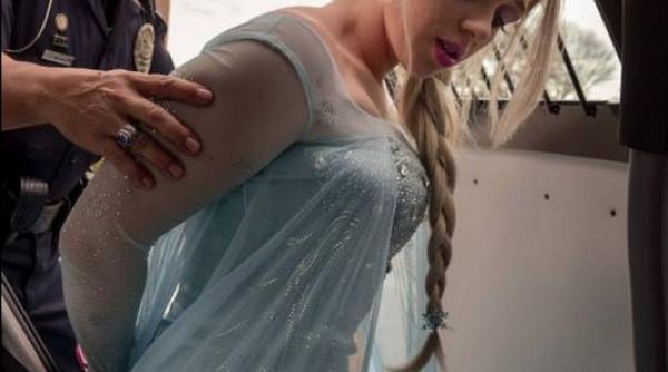 americanii au innebunit elsa din frozen arestata din nou de politisti