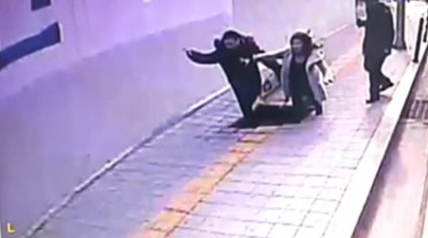 socant au disparut intr o groapa cascata in asfalt video