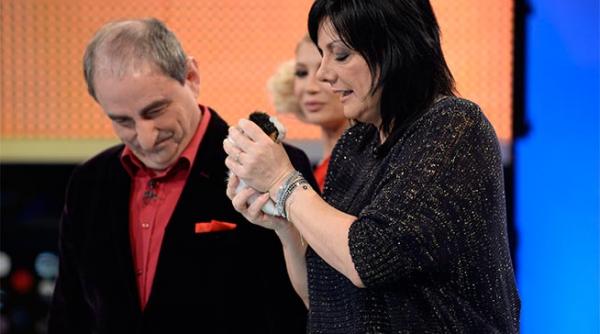 te pui cu blondele carmen tanase primeste cadou un porcusor