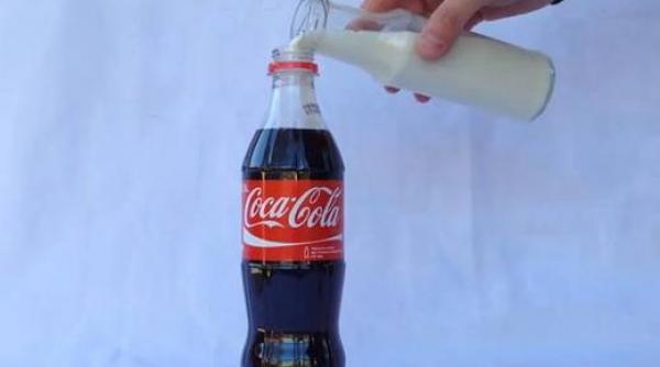 surprinzator ce se intampla cand pui lapte intr o sticla de cola video