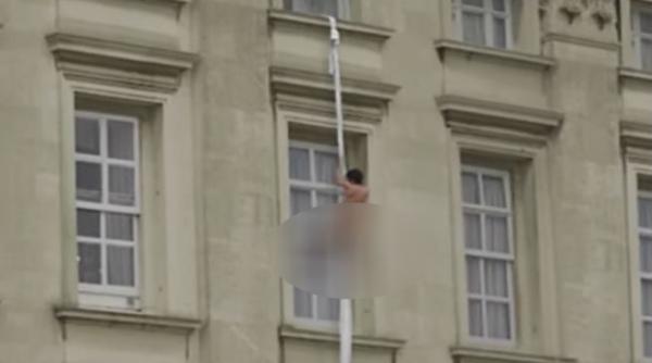 un nebun despuiat evadeaza din palatul buckingham pe o funie din cearceafuri video