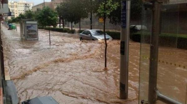 ploile abundente fac ravagii in spania mii de persoane evacuate din calea apelor video