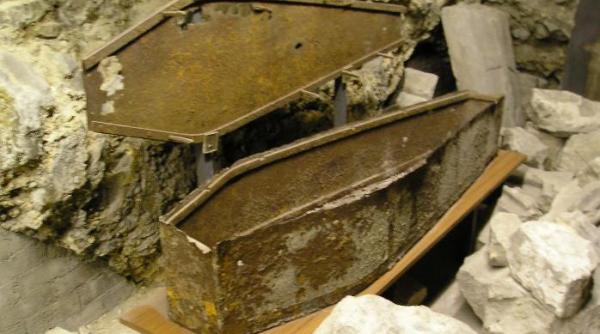 uluire totala ce au descoperit arheologii intr un sicriu ingropat in curtea unei biserici vechi din londra