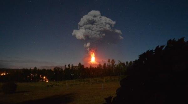 imagini spectaculoase de la eruptia vulcanului villarica foto