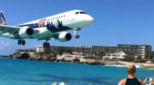 imagini ireale un avion zboara la cativa metri deasupra unei plaje aglomerate din caraibe video