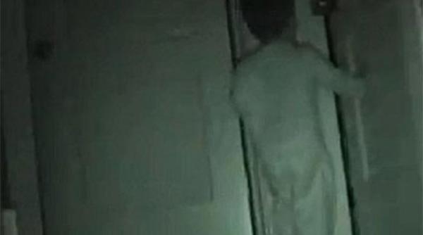 video au montat o camera in hol ce facea copilul lor de doi ani noaptea i a lasat masca