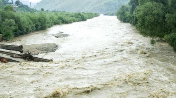 cod galben de inundatii pe rauri din trei judete prelungit pana luni