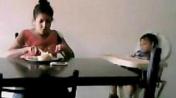 o bona infuleca mancarea unui baietel de doi ani apoi il loveste pentru ca ii era foame video