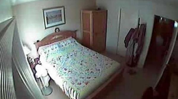 socant a montat camere video in dormitorul fiului sau ca sa l priveasca in timp ce face sex cu iubita video