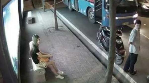 viol langa statia de autobuz zeci de persoane au trecut pe acolo nimeni n a observat nimic